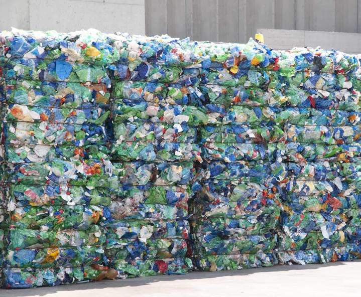 Récupération, traitement et recyclage de déchets plastiques